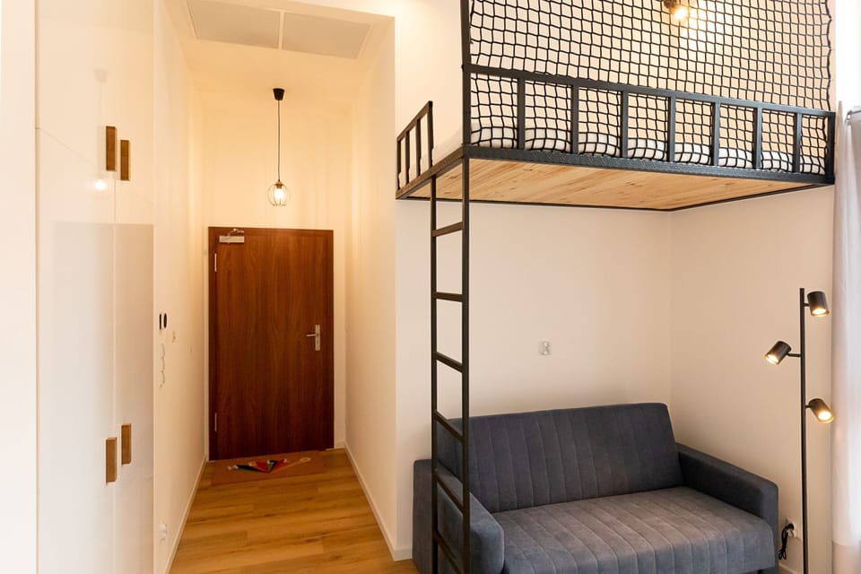 Superior Studio | Hypo-allergenic bedding available, iron/ironing board, WiFi (free)