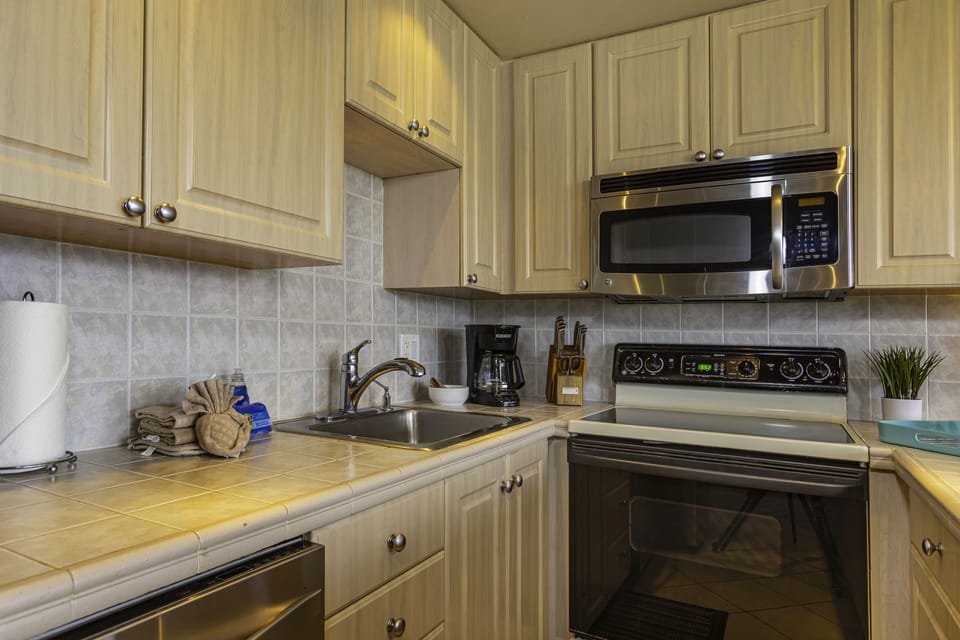Condo, 1 Bedroom | Private kitchen | Coffee/tea maker, fridge, oven, toaster