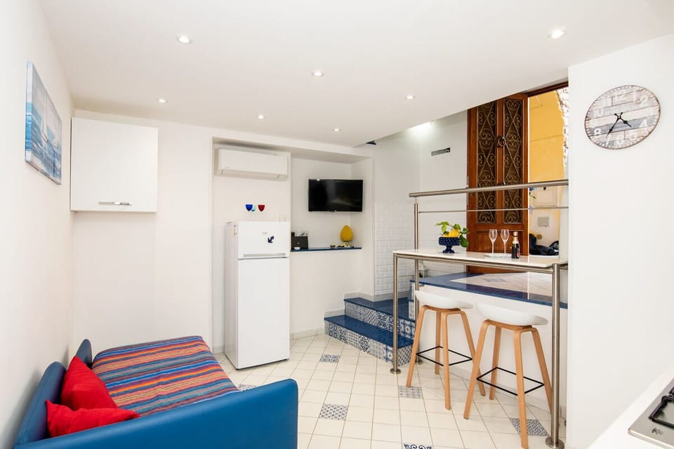City Apartment | Private kitchen | Stovetop, coffee/tea maker, electric kettle, cookware/dishes/utensils