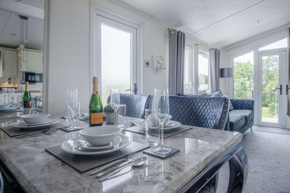 1 Manor Lodge - 3 Bedroom Lodge - Pendine (16718)