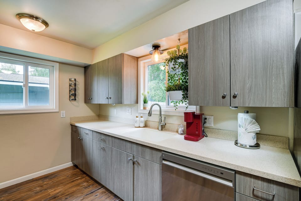 Kitchen | Coffee Maker | Paper Towels/Trash Bags Provided