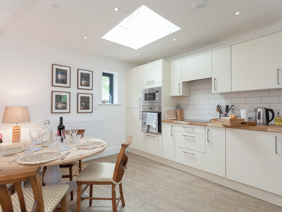 Well-equipped fitted kitchen with dining area | The Dairy - Beauworth Cottages, Beauworth, near Alresford