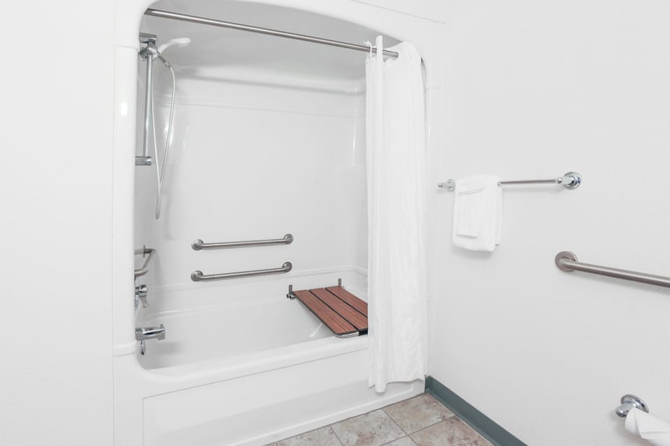 Room, 1 King Bed, Accessible, Non Smoking (Mobility Accessible) | Bathroom | Combined shower/tub, free toiletries, hair dryer, towels