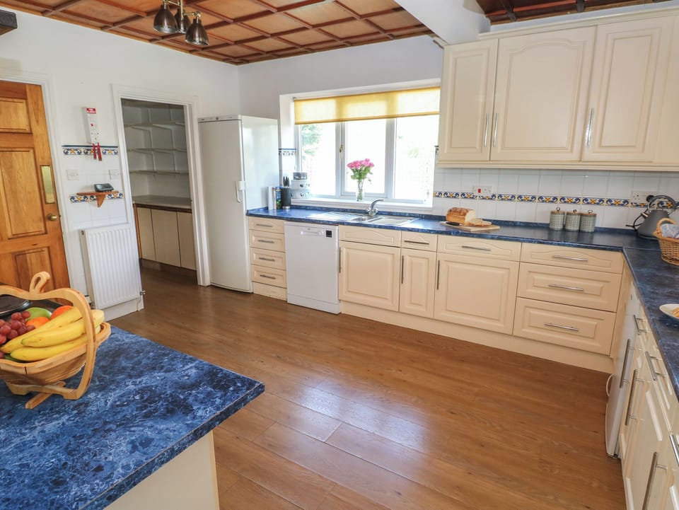 Dishwasher, cookware/dishes/utensils