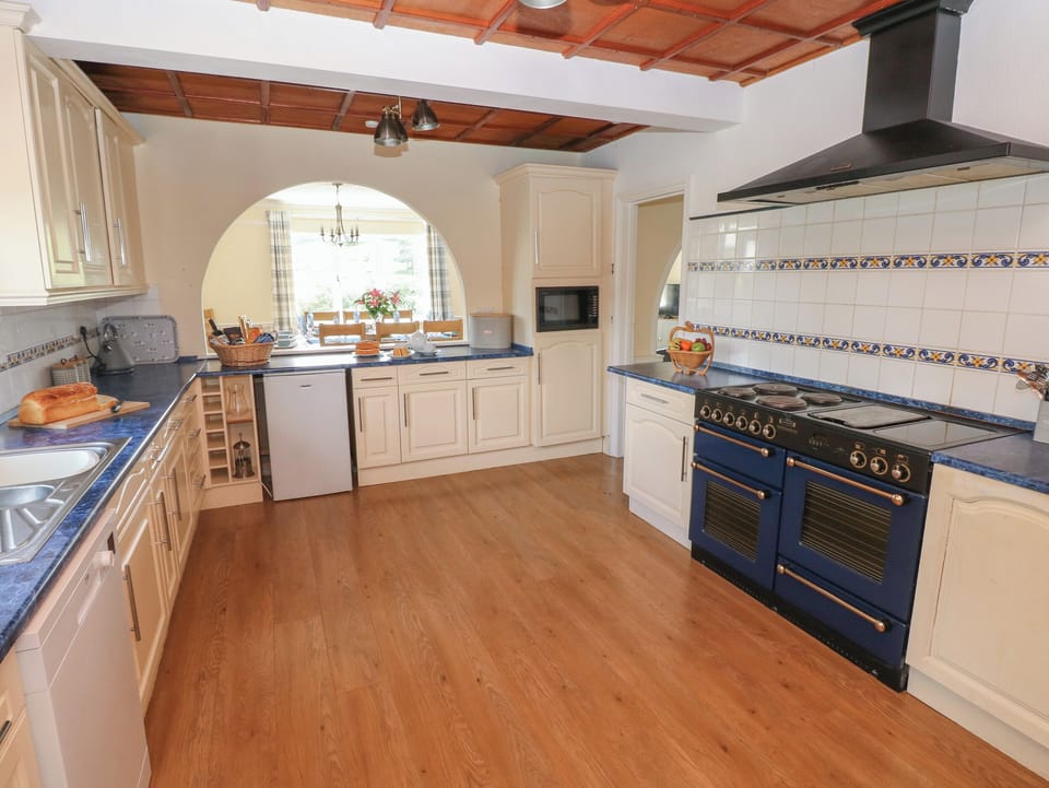 Dishwasher, cookware/dishes/utensils