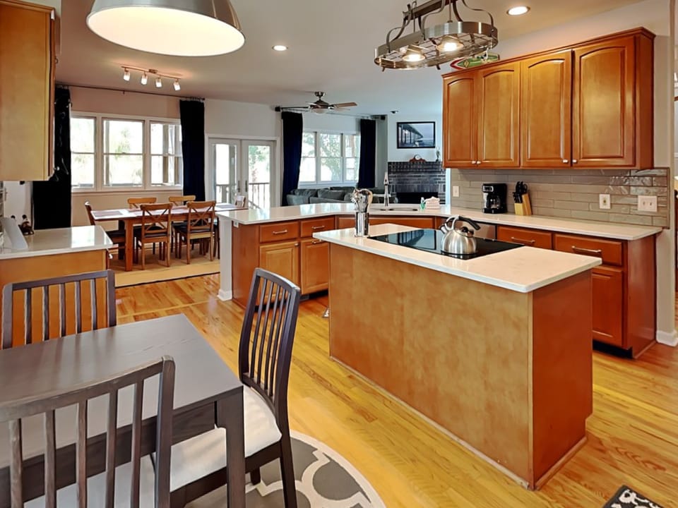 House, Multiple Beds, Jetted Tub, Garden View | Private kitchen | Fridge, microwave, oven, stovetop