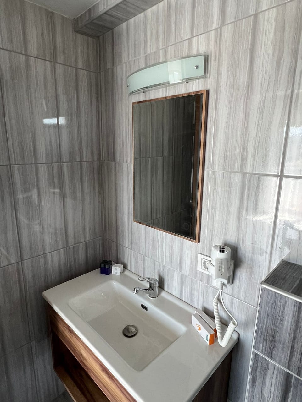 Economy Twin Room | Bathroom | Free toiletries, hair dryer, slippers