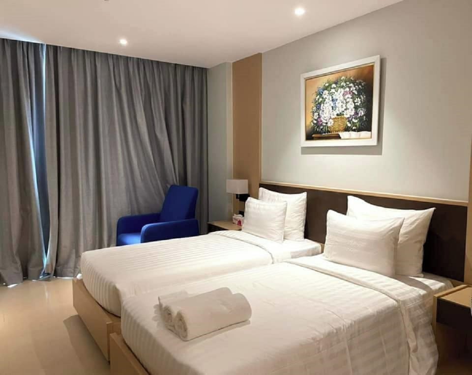 Deluxe Twin Room, Ocean View | Minibar, in-room safe, desk, blackout drapes