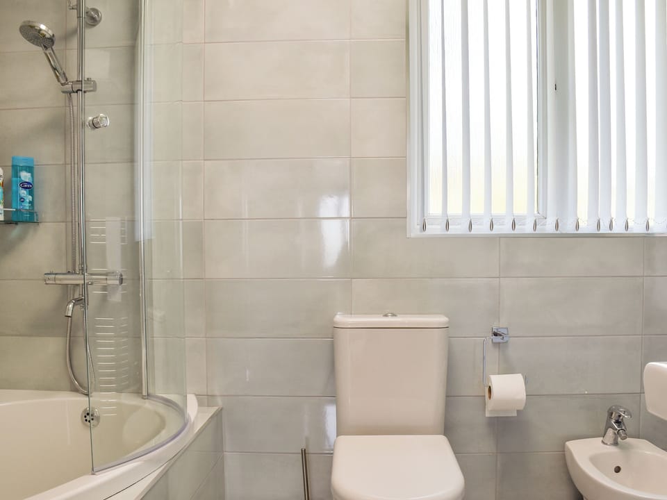 Bathroom | Waun Bungalow, Llanelli