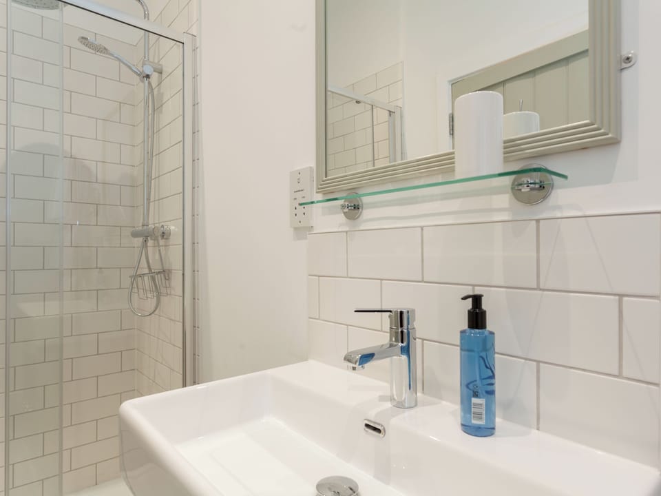 En-suite shower room | The Stables - Beauworth Cottages, Beauworth, near Alresford