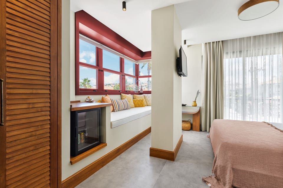 Deluxe Room, 1 Queen Bed, City View | 1 bedroom, premium bedding, minibar, in-room safe