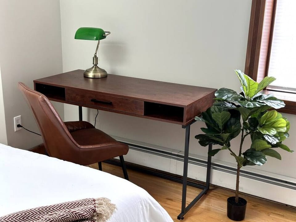 Downtown New Haven Vacation Rental Near Yale – Secondary bedroom features a queen-size memory foam bed, work desk, ample closet storage, and blackout curtains for a peaceful, restful night’s sleep.