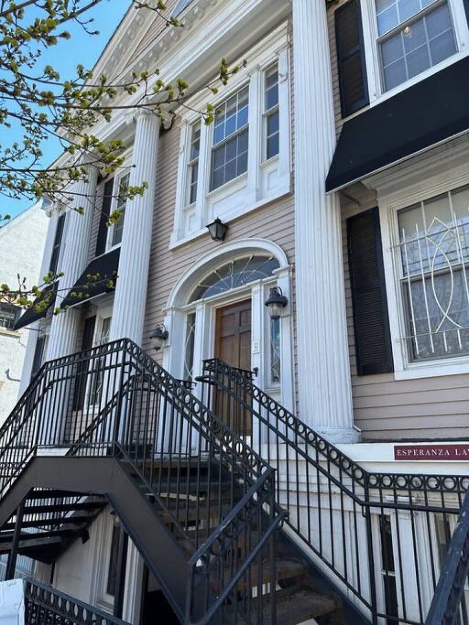 Downtown New Haven Vacation Rental Near Yale – Enjoy a centrally located stay just two blocks from the New Haven Green, with a private east-lot entrance ensuring minimal hallway traffic for enhanced privacy and comfort.