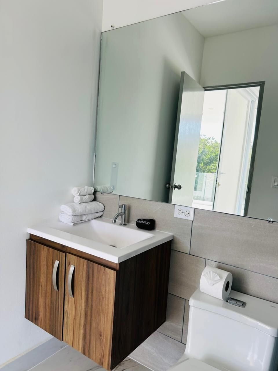 Deluxe Double Room, Sea View | Bathroom | Shower, rainfall showerhead, towels