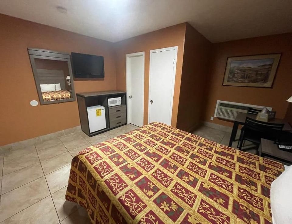 Queen Non Smoking at New Corral Motel   image 4