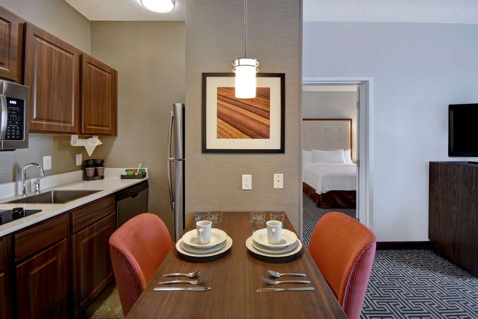 Full-size fridge, microwave, stovetop, dishwasher