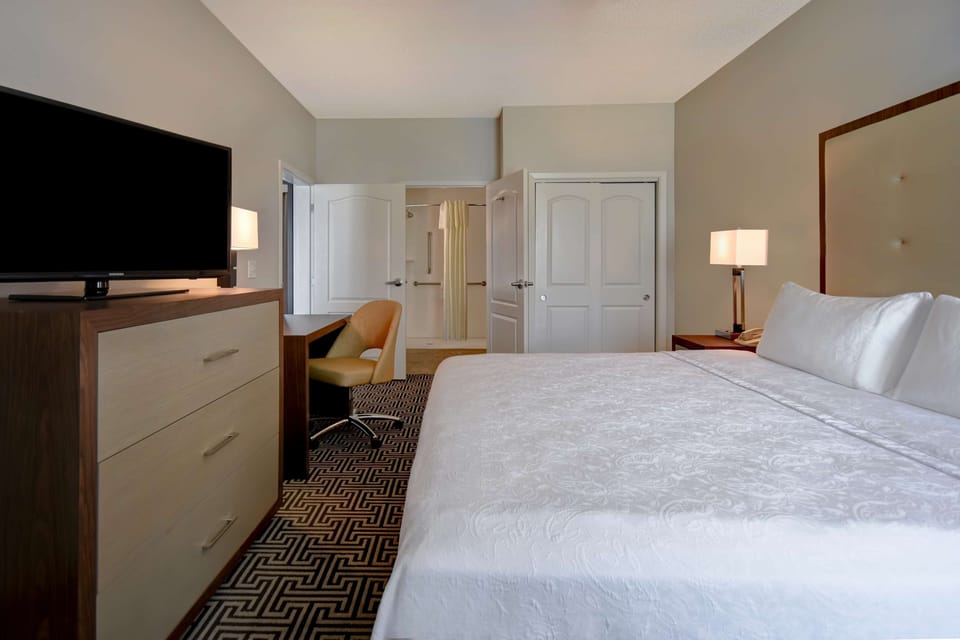 Premium bedding, in-room safe, desk, laptop workspace