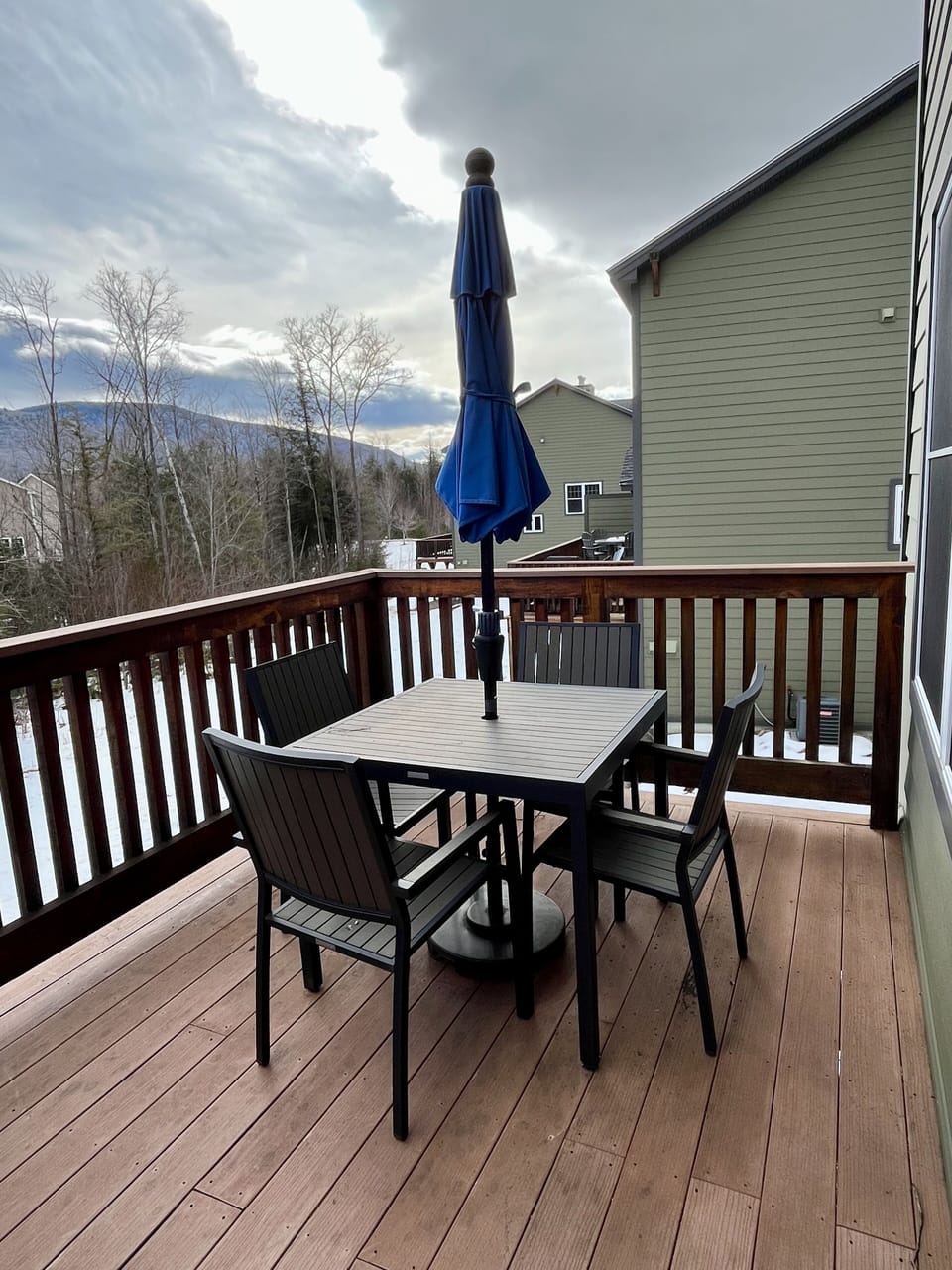 Outdoor dining on deck.