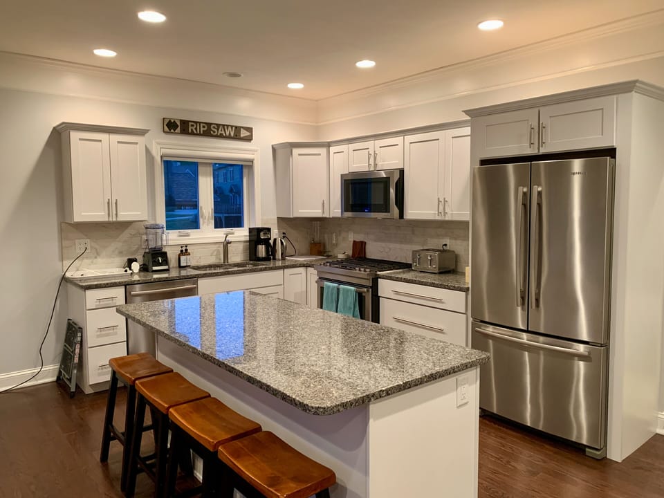 Kitchen with gas stove, dishwasher, microwave, fridge w filtered water & ice.