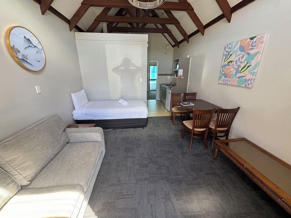 Standard Suite, 1 Bedroom, Hot Tub | Living area | 32-inch flat-screen TV with digital channels