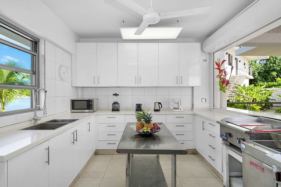 10BR Luxury Villa, Fully Staffed and w/ Chef-STSHA (1711)