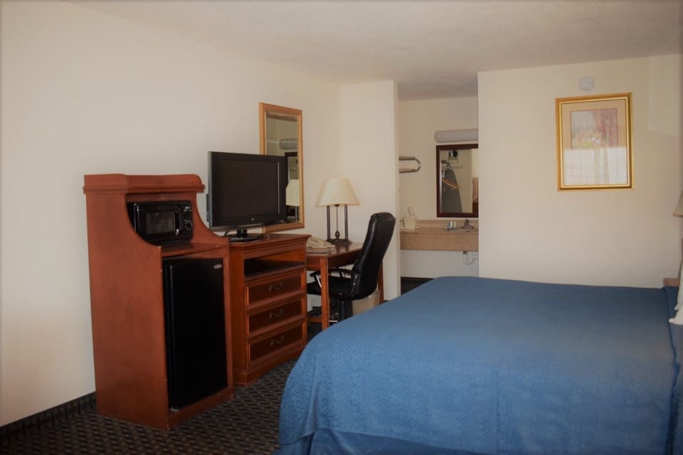 Standard Room, 1 King Bed, Non Smoking | In-room safe, desk, laptop workspace, blackout drapes