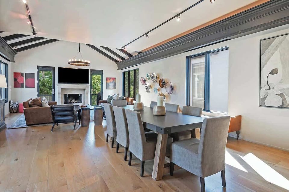 Dining Area - Seats 8