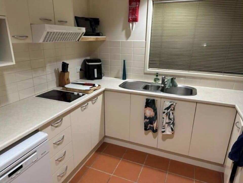Full kitchen with Miele dishwasher