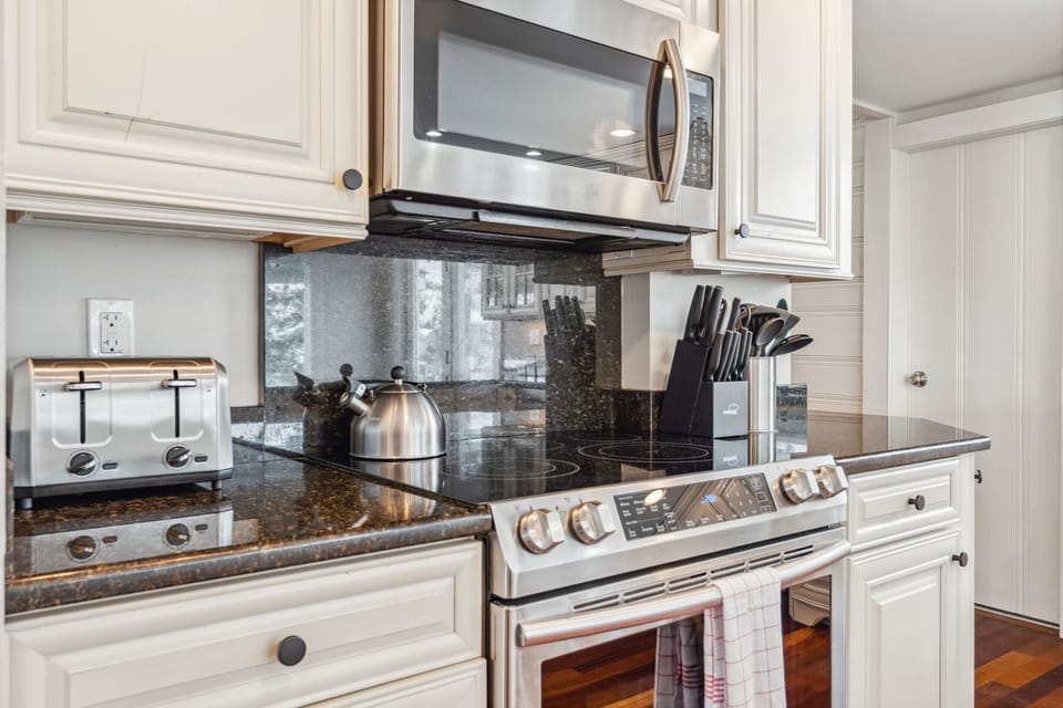 Newly renovated, fully equipped, kitchen with coffee provided!