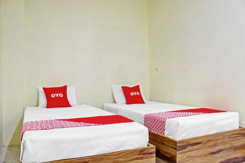 Standard Twin Room | Desk, laptop workspace, WiFi (free), bed sheets
