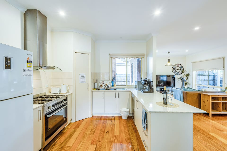 Comfort House | Private kitchen | Fridge, microwave, oven, stovetop