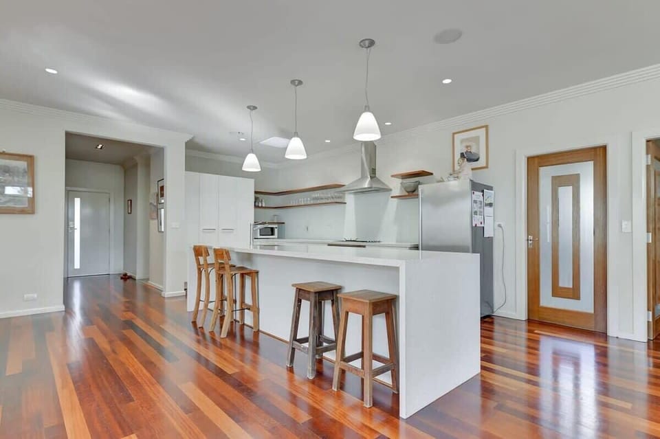 Kitchen + Breakfast Bar