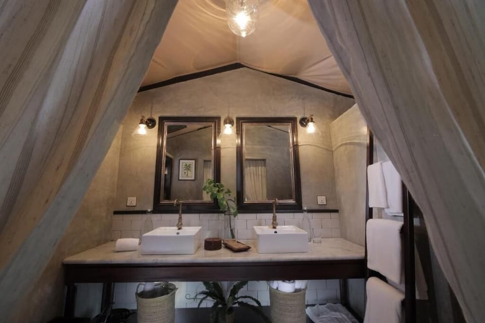 Suite Tent | Bathroom | Shower, hydromassage showerhead, bathrobes, towels