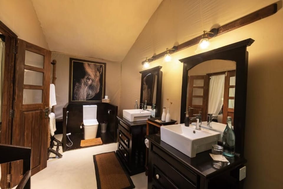 Suite Tent | Bathroom | Shower, hydromassage showerhead, bathrobes, towels