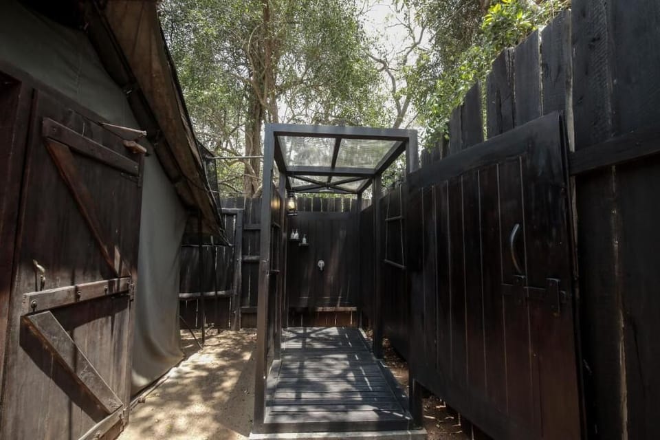 Deluxe Tent | Bathroom | Shower, hydromassage showerhead, bathrobes, towels