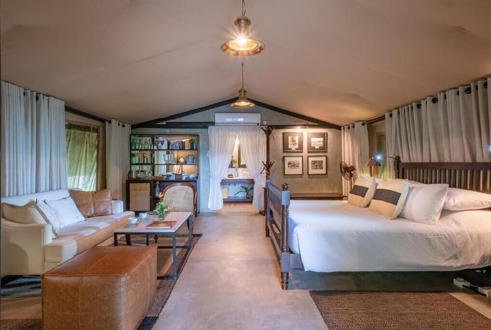 Suite Tent | Iron/ironing board (on request), WiFi (free), bed sheets