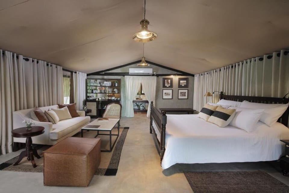 Suite Tent | Iron/ironing board (on request), WiFi (free), bed sheets