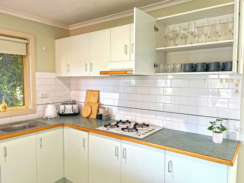 Comfort House | Private kitchen | Fridge, microwave, oven, stovetop