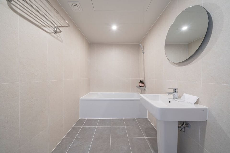 Singing | Bathroom | Hair dryer, towels, shampoo, toilet paper