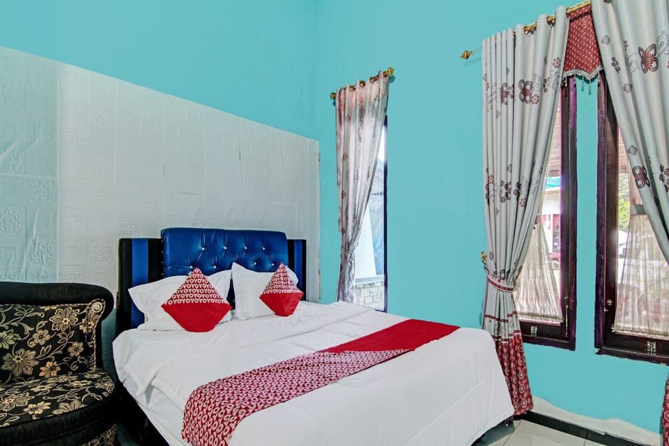 Deluxe Double Room | Laptop workspace, bed sheets