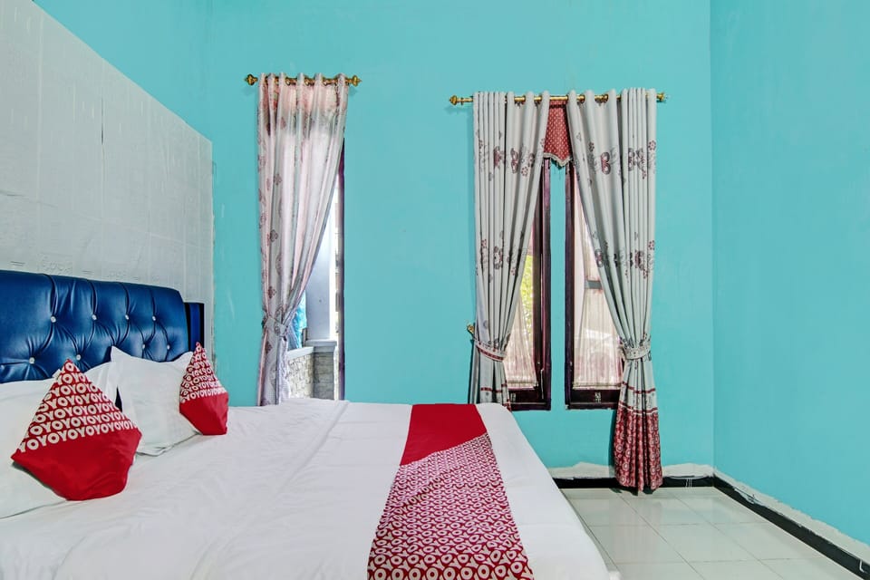 Deluxe Double Room | Laptop workspace, bed sheets