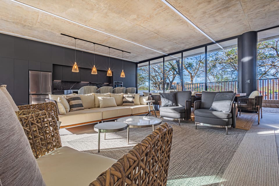 Modern open living area in Tamarindo’s Langosta, ideal for family gatherings and a comfortable vacation experience.