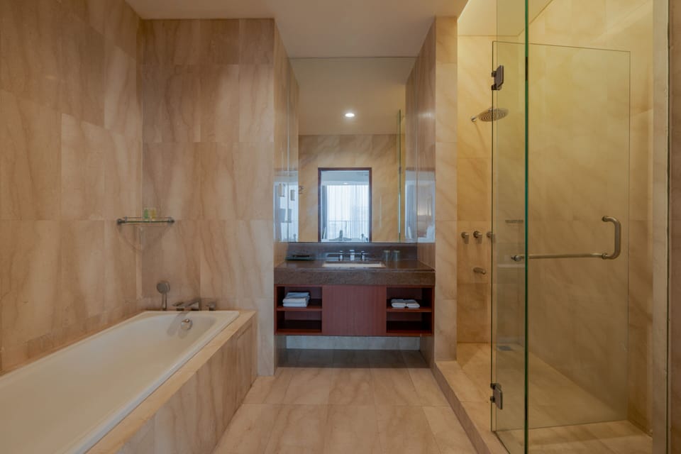Executive Suite Room | Bathroom | Hair dryer, bidet, towels