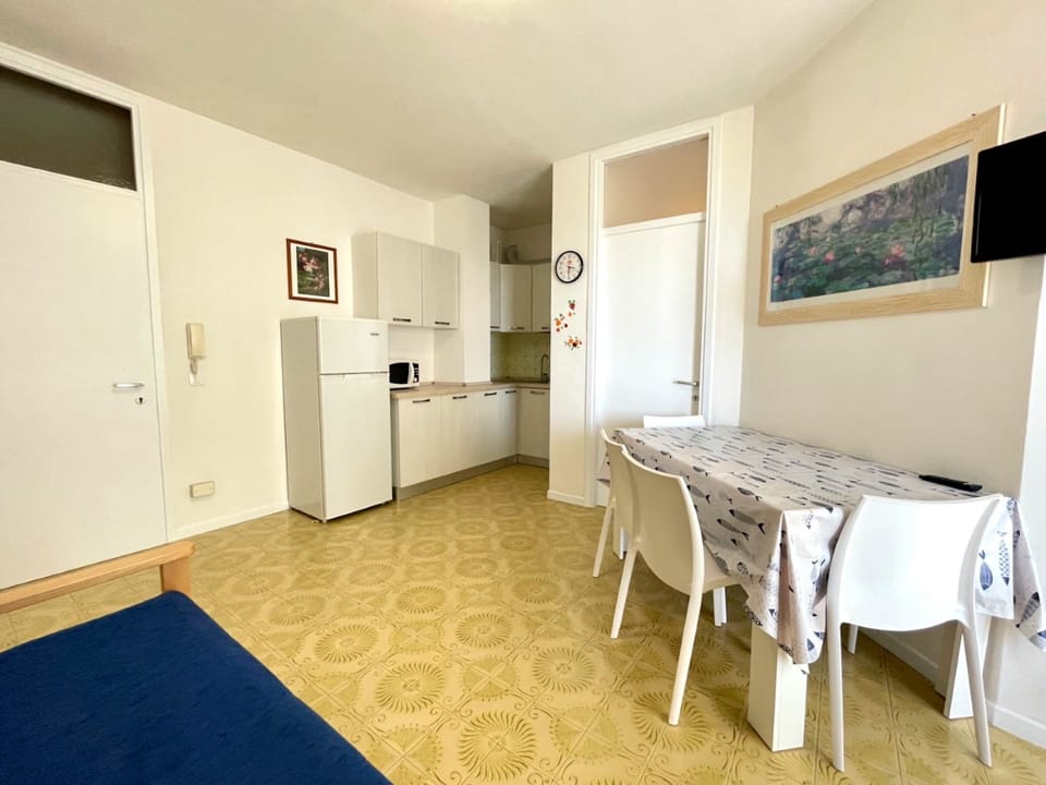 Apartment, 1 Bedroom, Balcony, Ocean View | Dining room