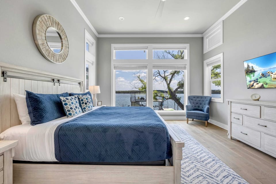 Bedroom 1: Master