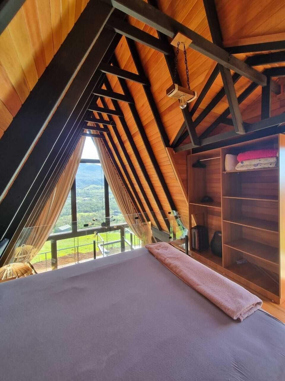 Romantic Chalet | 1 bedroom, premium bedding, pillowtop beds, WiFi (free)