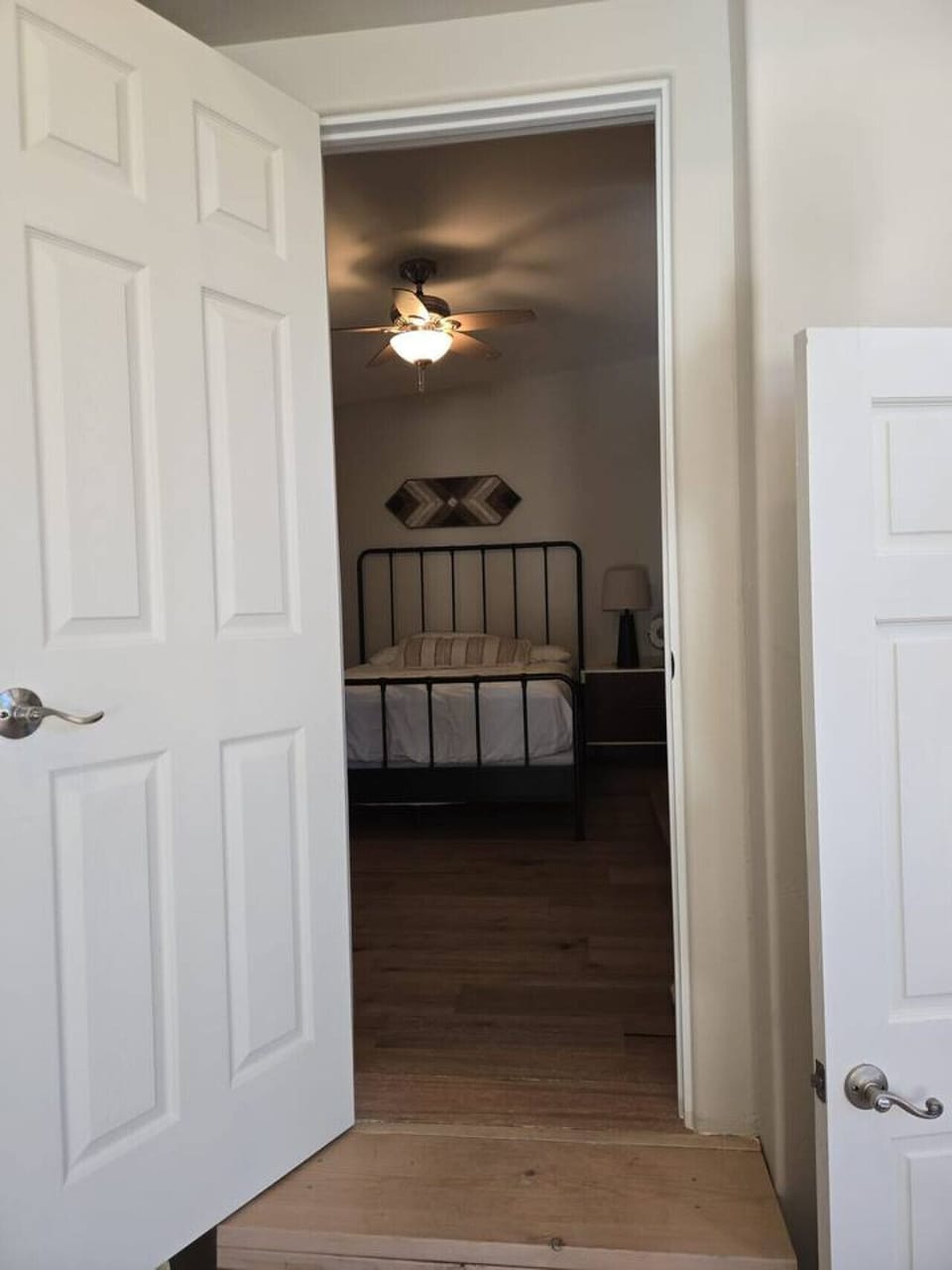 Bedroom 2 - 1 Queen Bed