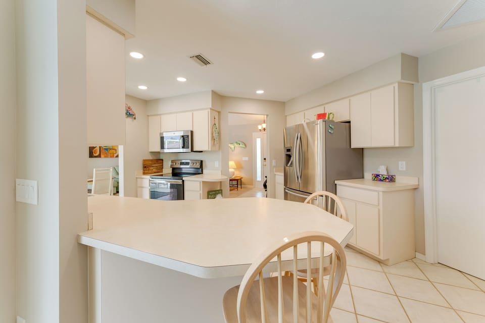 Kitchen | 2 Coffee Makers | Coffee Provided | Crockpot