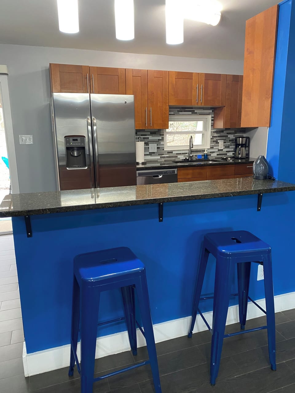 Eat-in bar