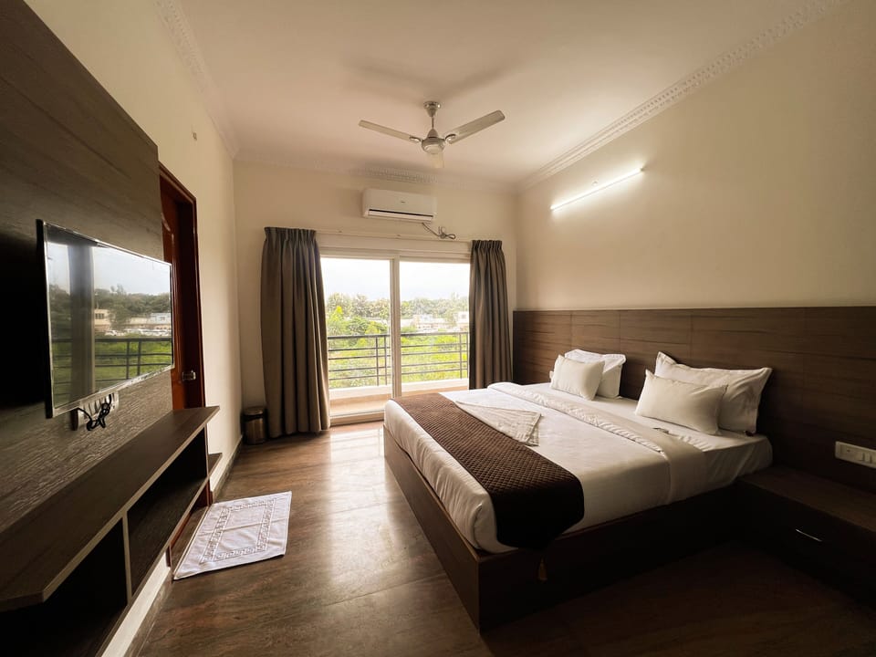 Family Room, Garden View | Laptop workspace, free WiFi